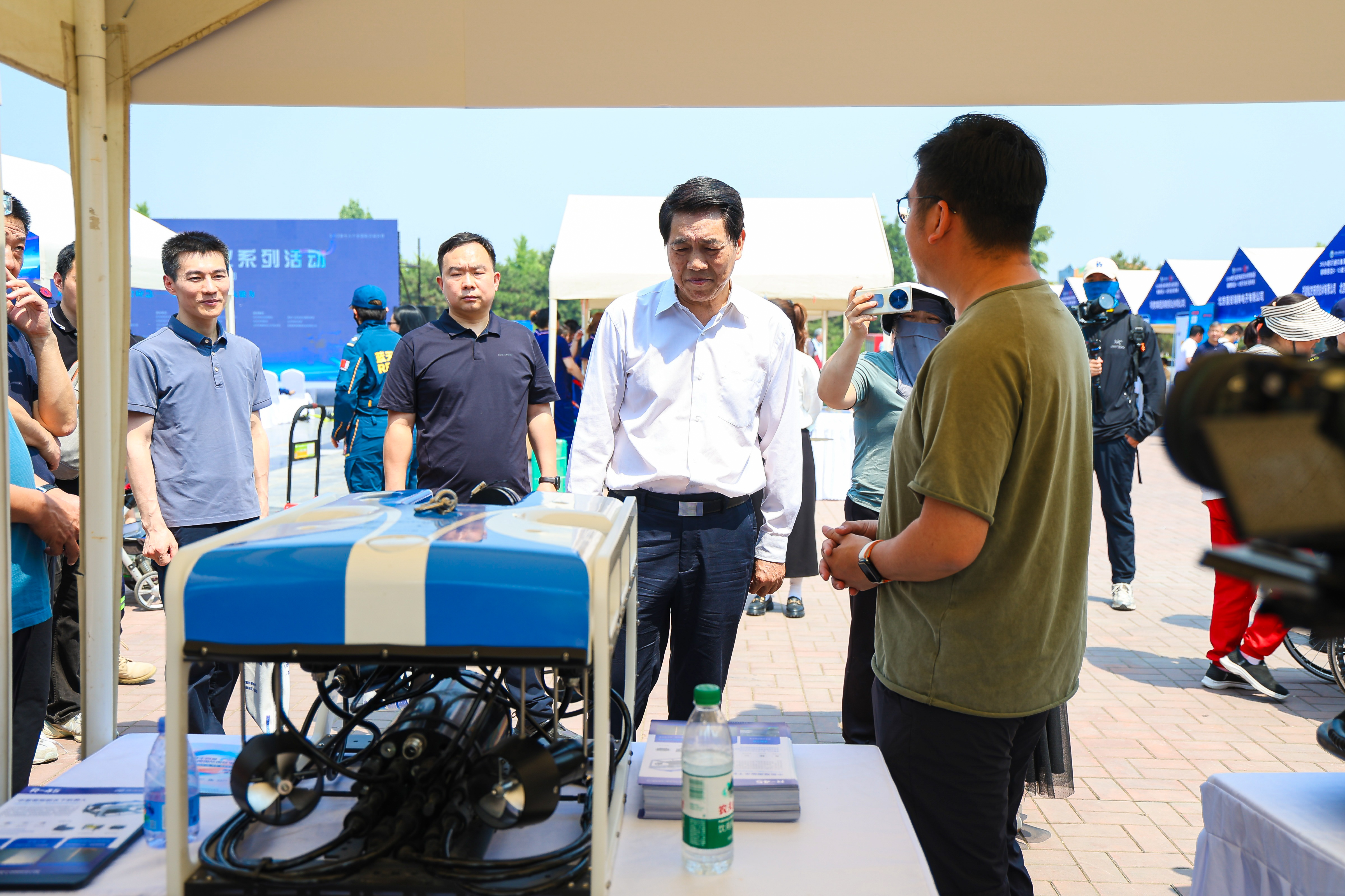 防灾减灾系列活动启幕，中国灾害防御协会会长郑国光参观博雅工道水下机器人